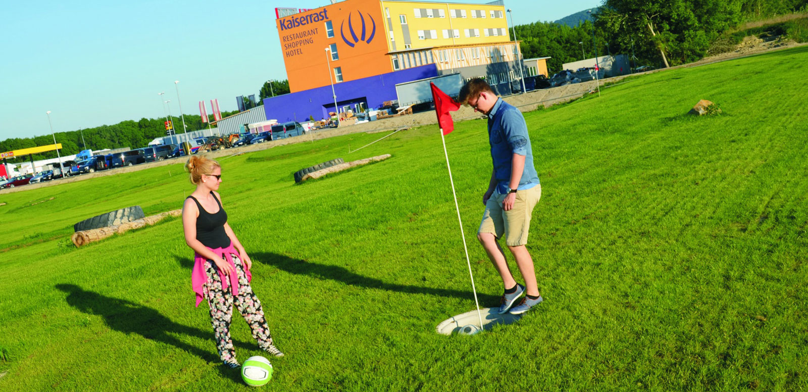 Zwei Menschen, die Soccergolf spielen - Freizeitaktivität in Stockerau